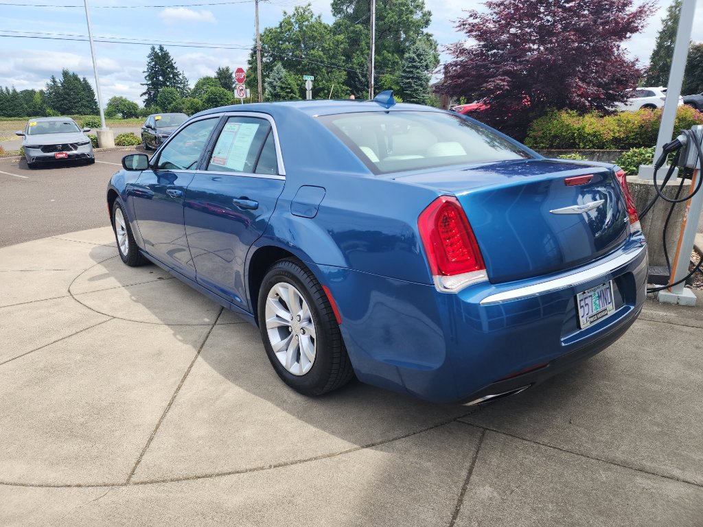 2020 Chrysler 300 Touring photo 3