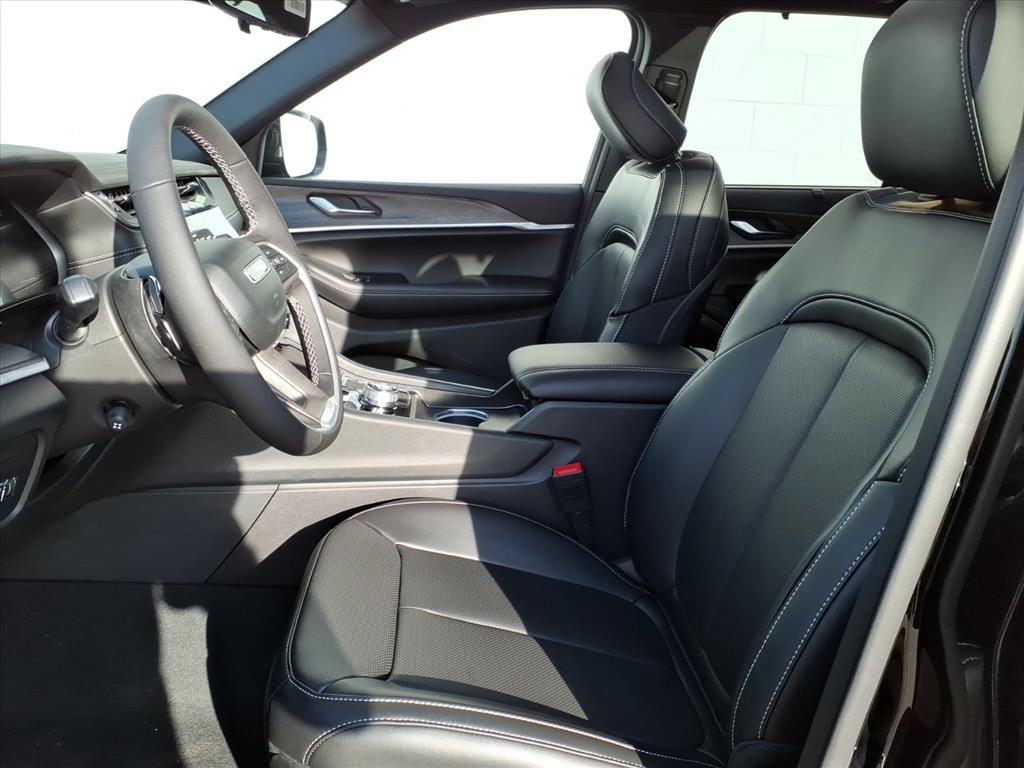 2025 Jeep Grand Cherokee Limited photo 3
