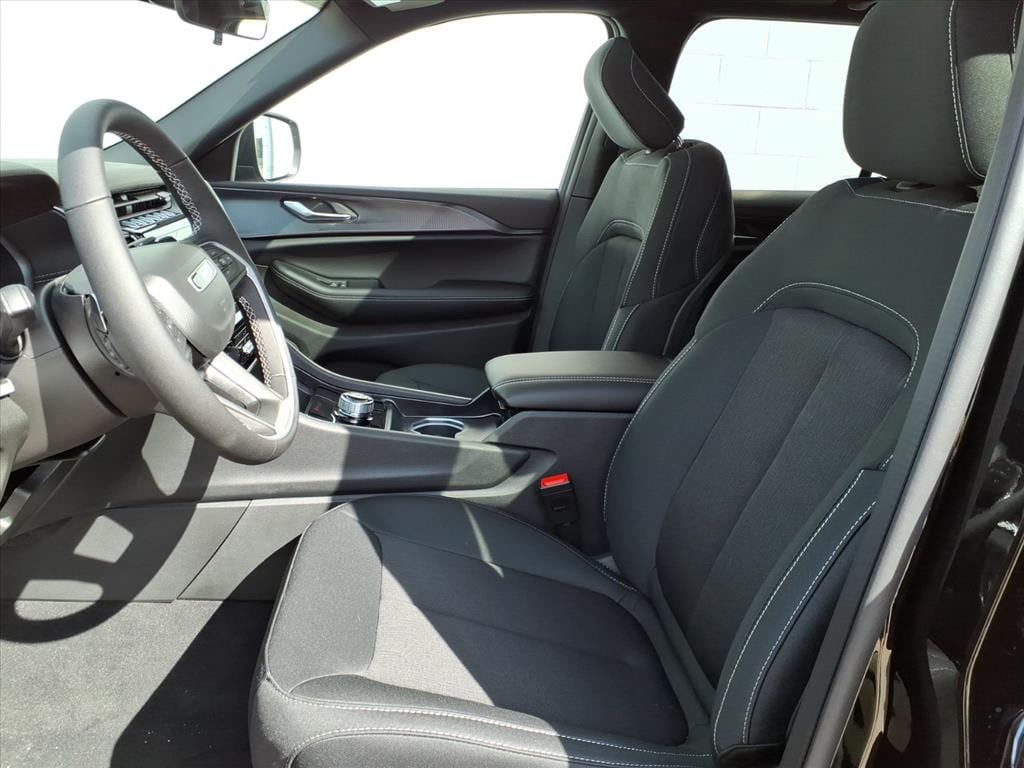 New 2025 Jeep Grand Cherokee LAREDO X 4X4 Sport Utility