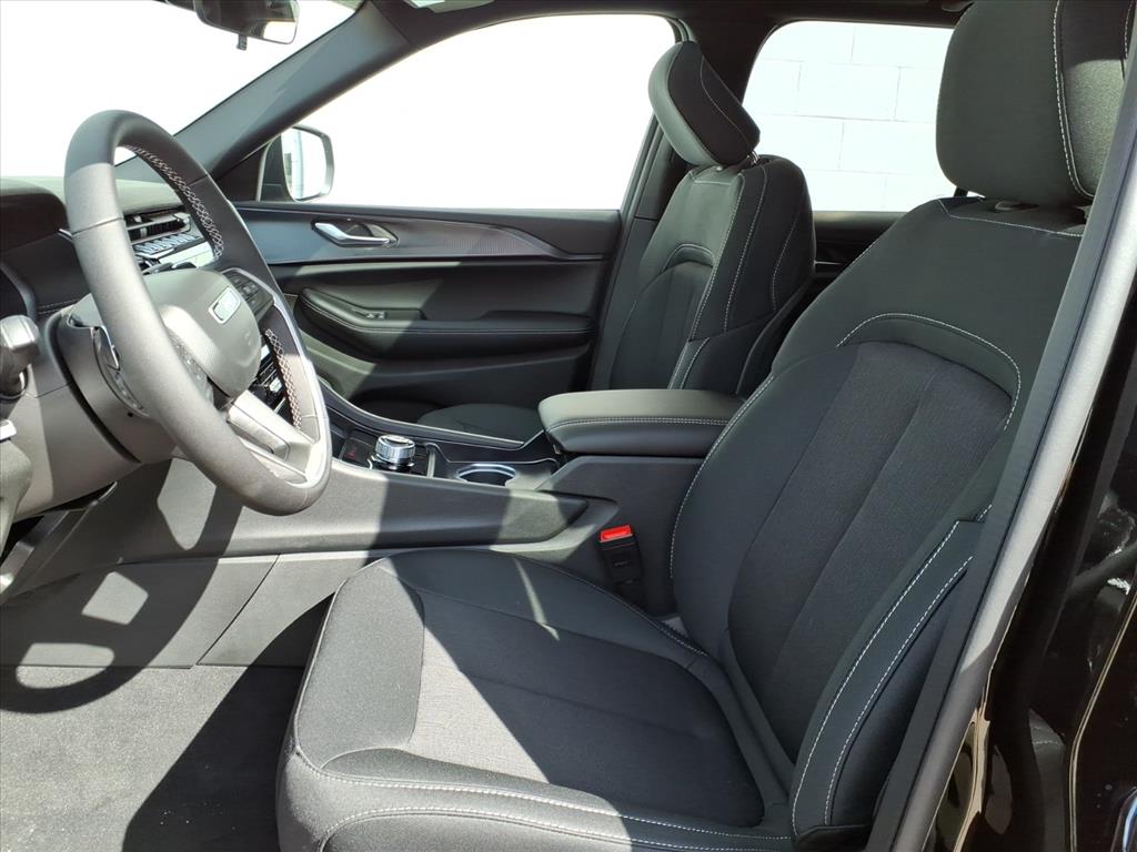 2025 Jeep Grand Cherokee Laredo Altitude photo 3