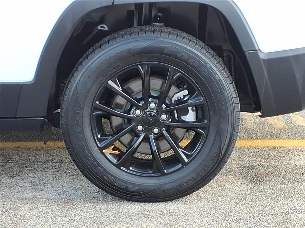 2023 Jeep Cherokee Altitude Lux photo 3