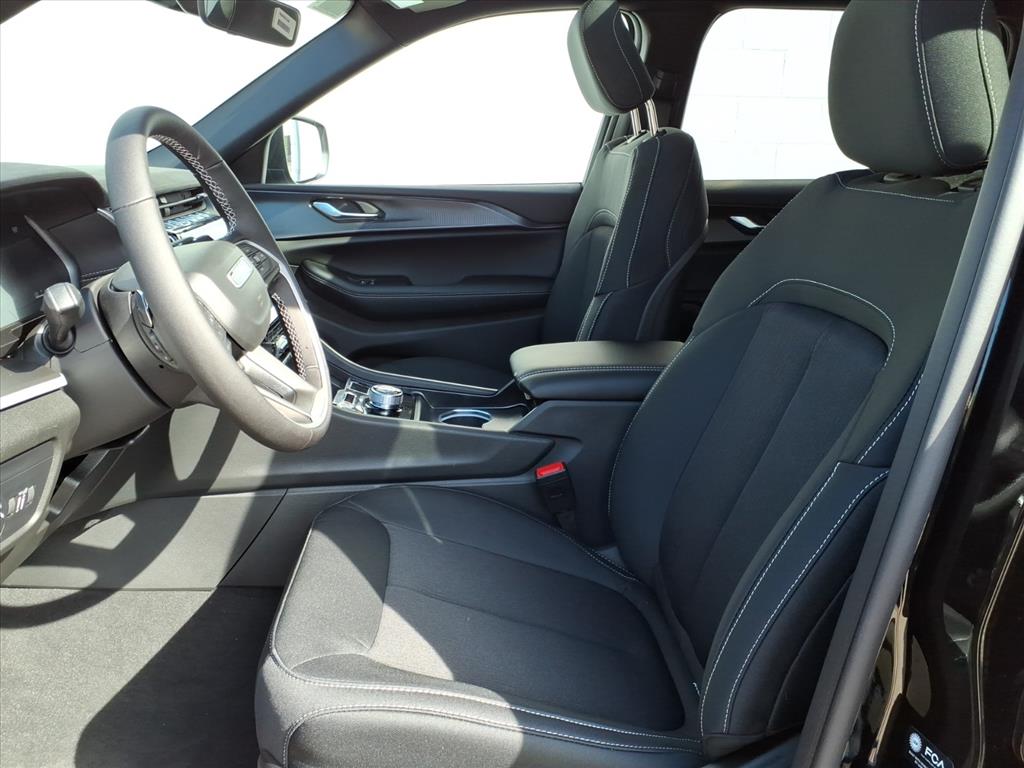 2025 Jeep Grand Cherokee Laredo photo 4