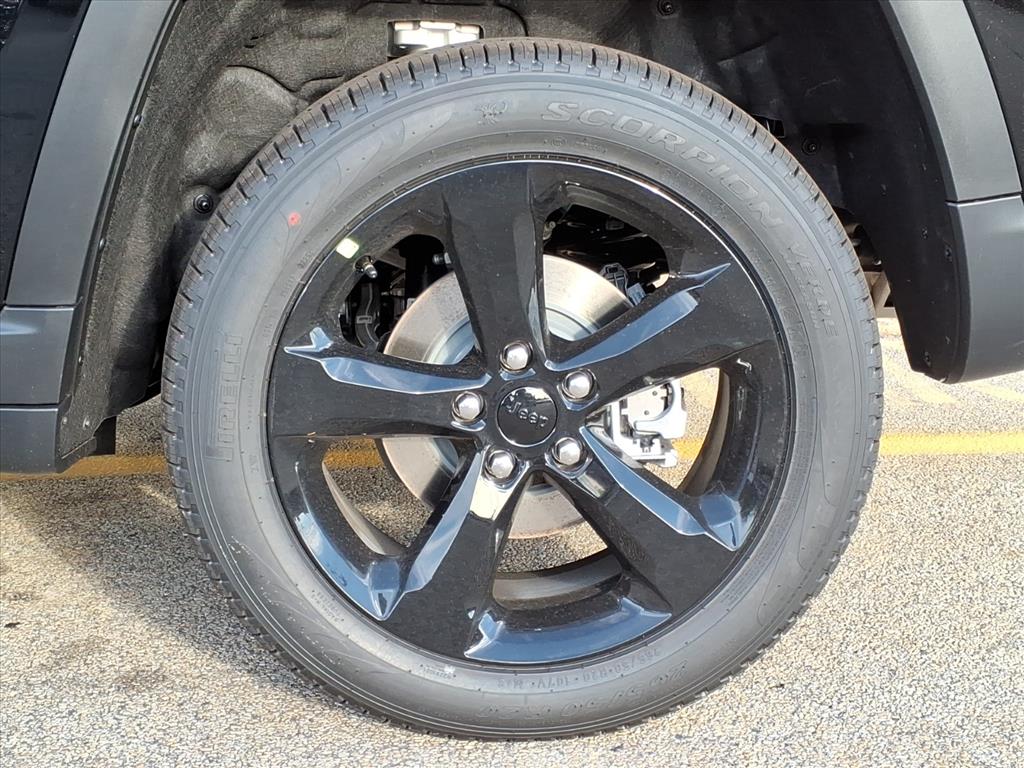 2025 Jeep Grand Cherokee Limited photo 3