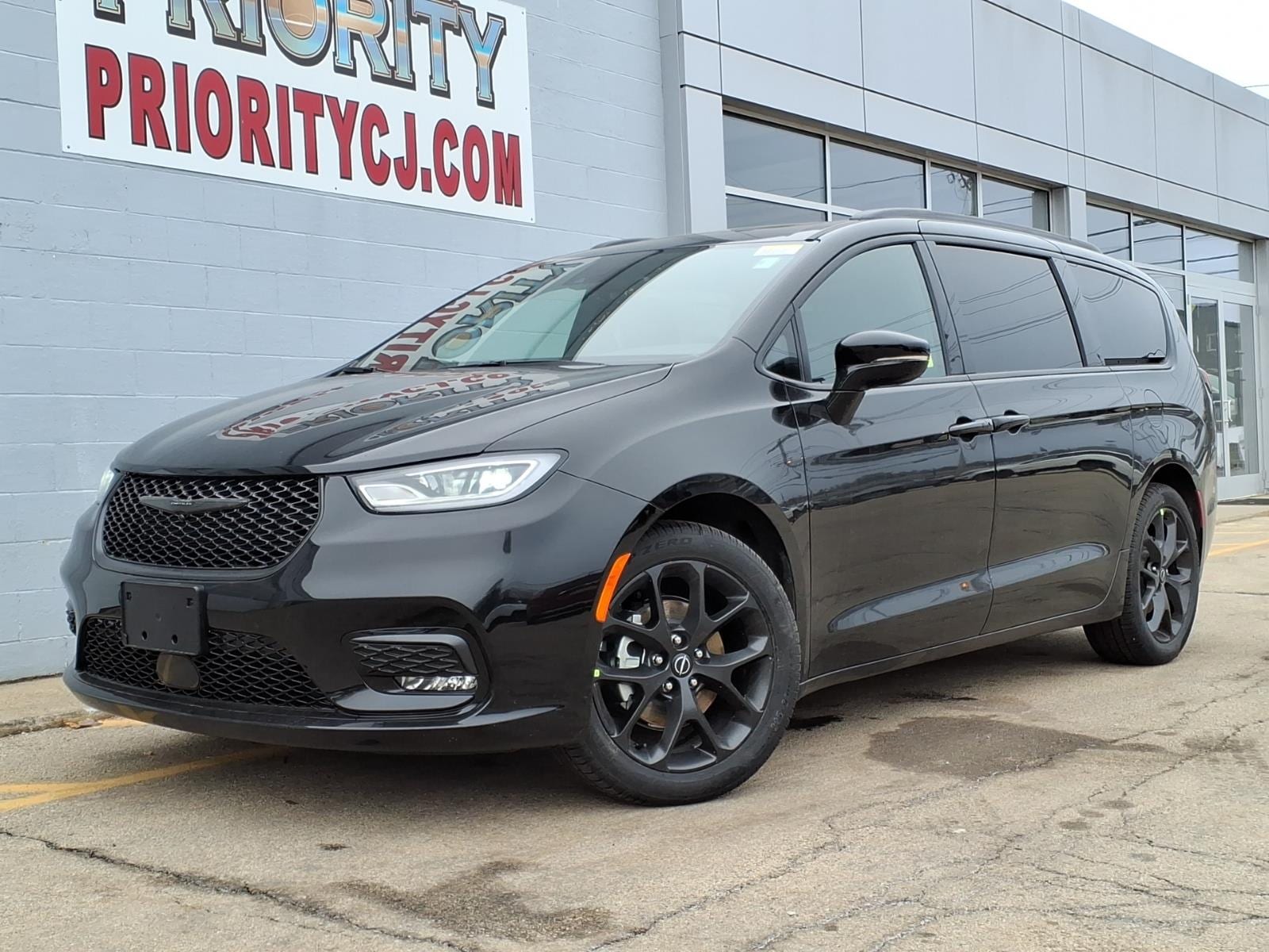 2026 Chrysler Pacifica Select's photo