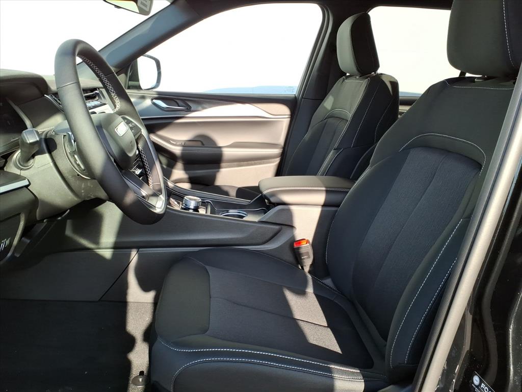 2025 Jeep Grand Cherokee Laredo photo 2
