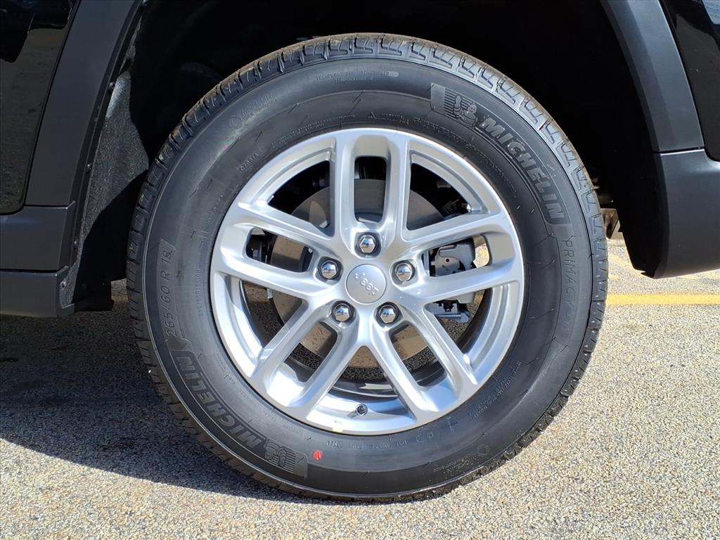 2025 Jeep Grand Cherokee Laredo photo 3