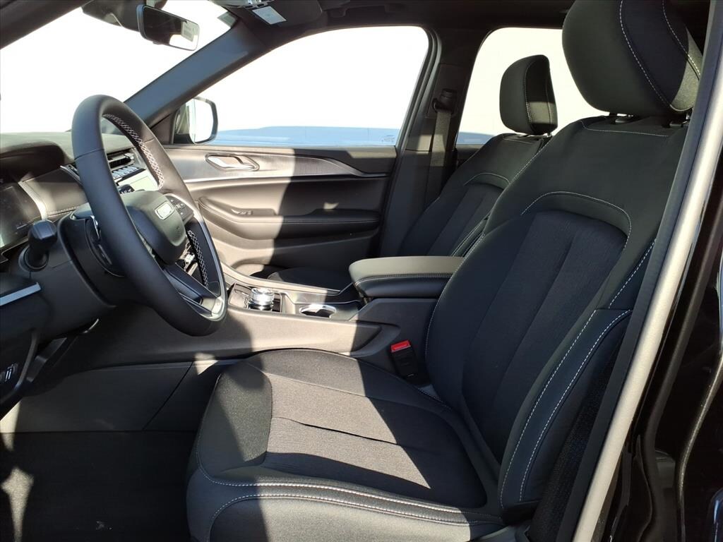 New 2025 Jeep Grand Cherokee LAREDO X 4X4 Sport Utility