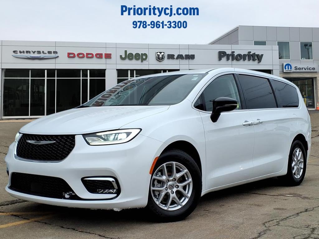 2024 Chrysler Pacifica Touring L's photo