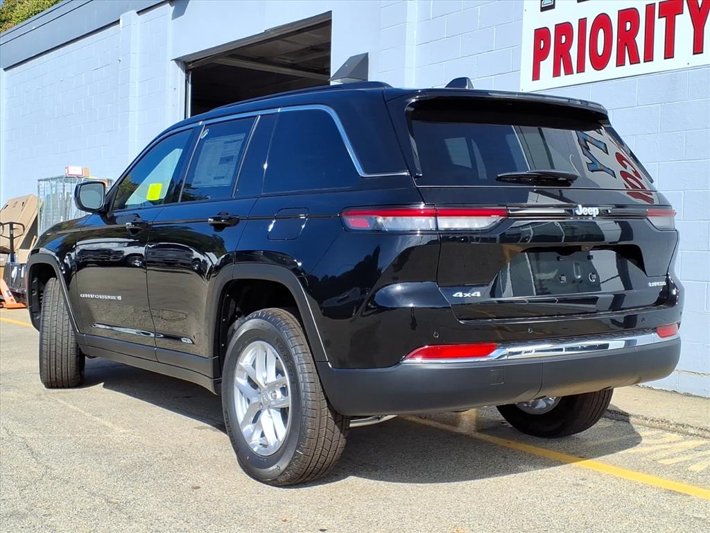 2025 Jeep Grand Cherokee Laredo photo 2