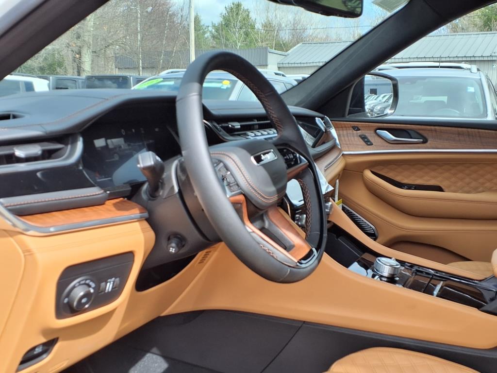 2025 Jeep Grand Cherokee L Summit Reserve photo 4