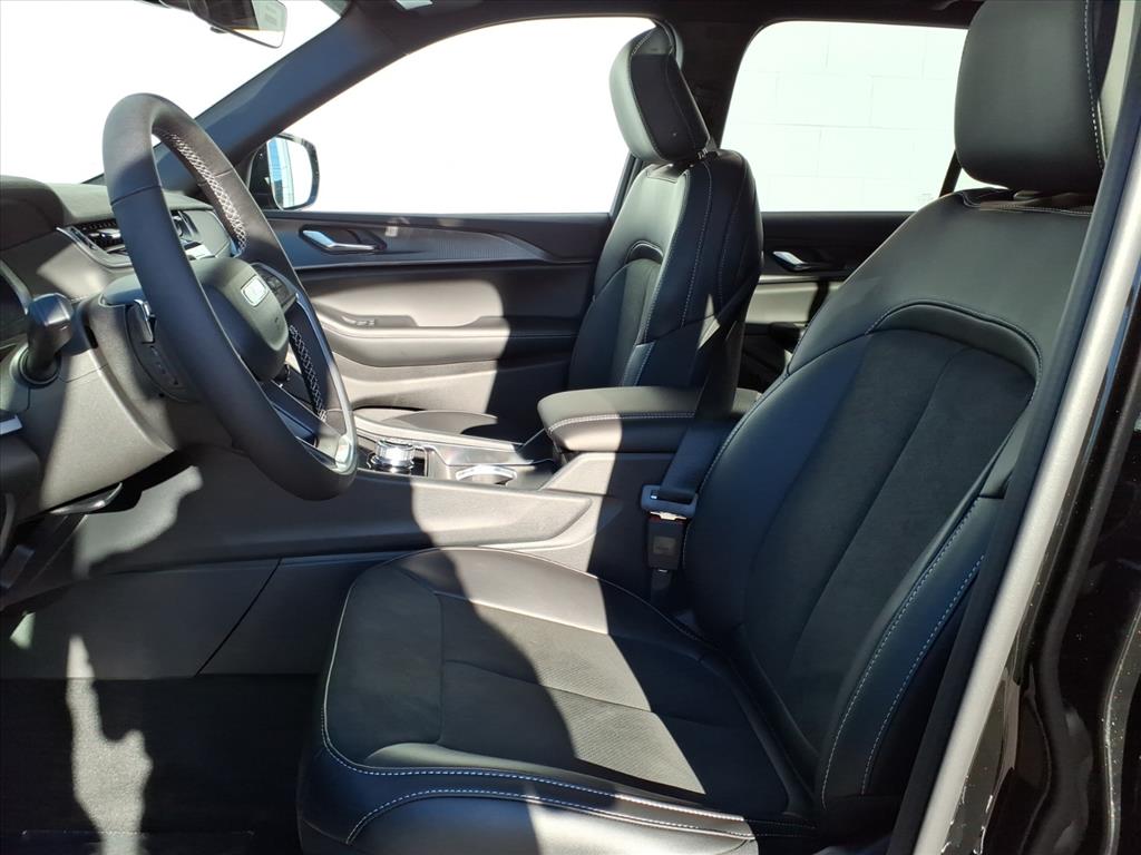2025 Jeep Grand Cherokee Laredo Altitude photo 4