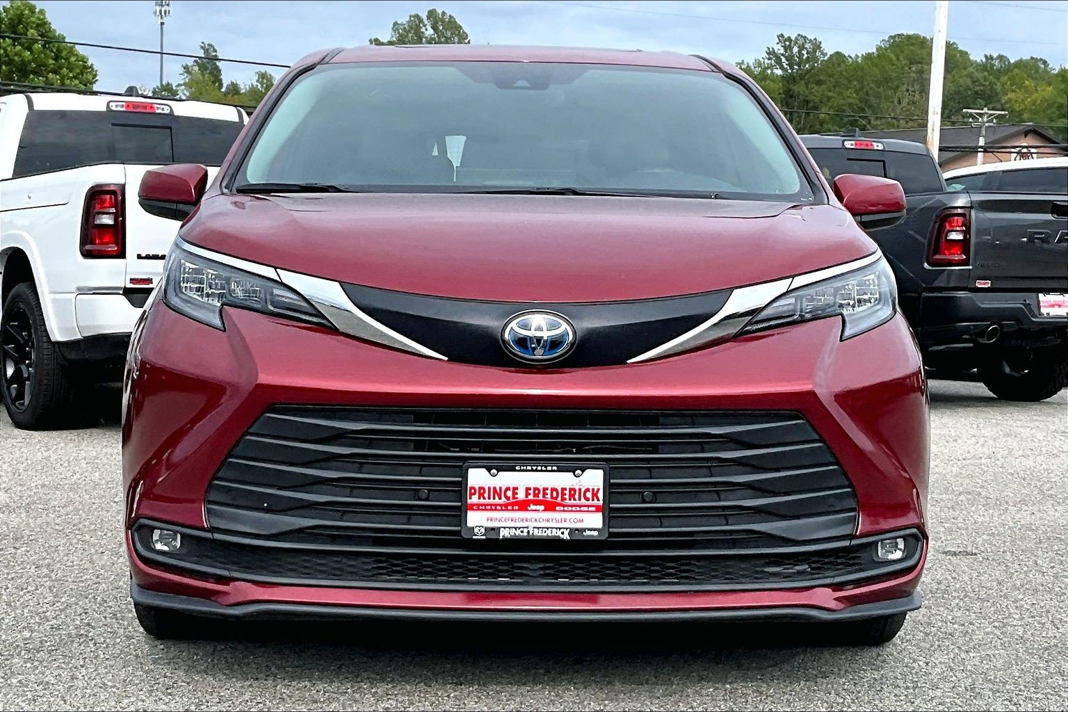 Used 2025 Toyota Sienna XLE XLE FWD 8-Passenger