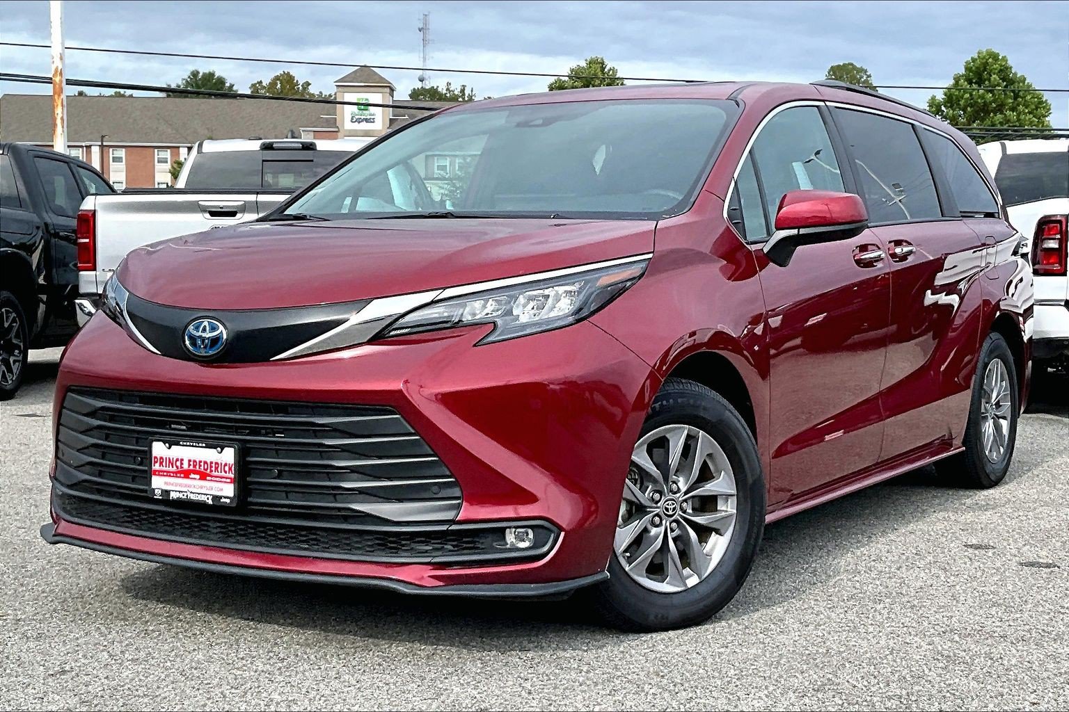 Used 2025 Toyota Sienna XLE XLE FWD 8-Passenger