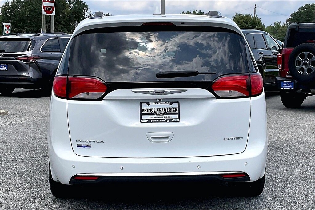 Used 2018 Chrysler Pacifica Limited Limited FWD