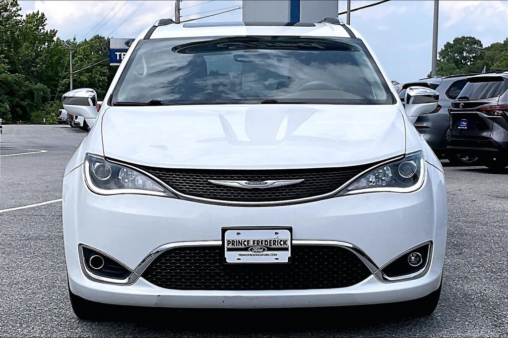 Used 2018 Chrysler Pacifica Limited Limited FWD