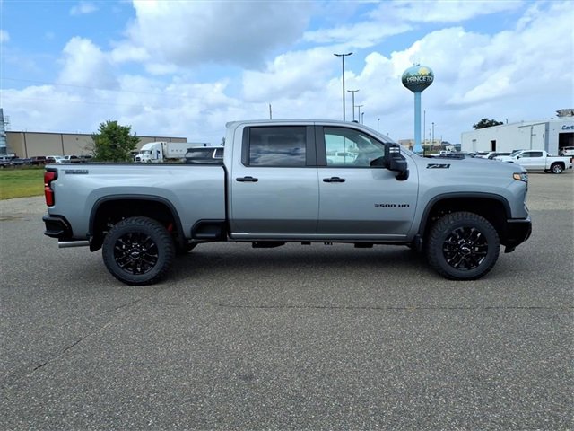 2026 Chevrolet Silverado 3500HD LT photo 2