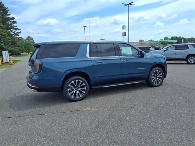 2025 Chevrolet Suburban High Country photo 3