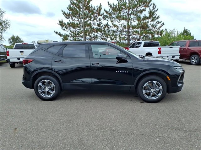 2025 Chevrolet Blazer 2LT photo 2