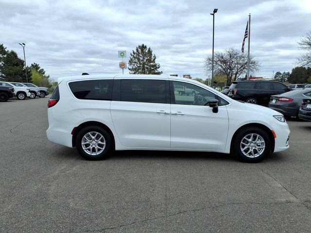 Used 2025 Chrysler Pacifica Select with VIN 2C4RC1BG6SR574903 for sale in Princeton, Minnesota