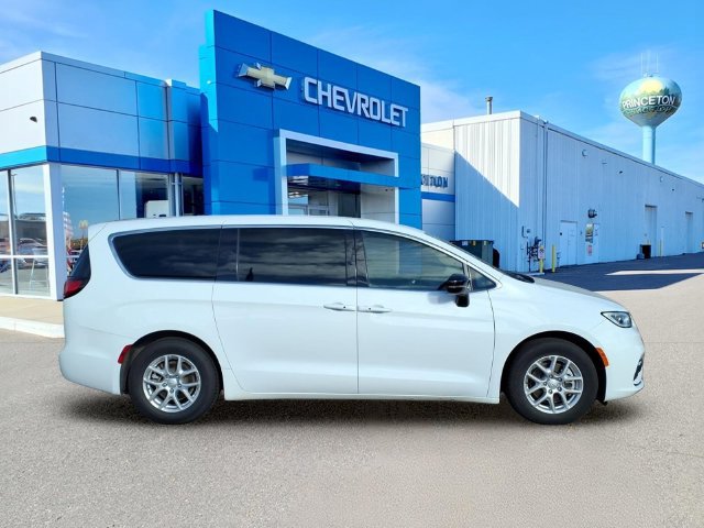Used 2025 Chrysler Pacifica Select with VIN 2C4RC1BGXSR585709 for sale in Princeton, Minnesota