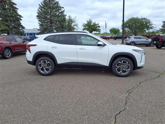 2025 Chevrolet Trax LT photo 2
