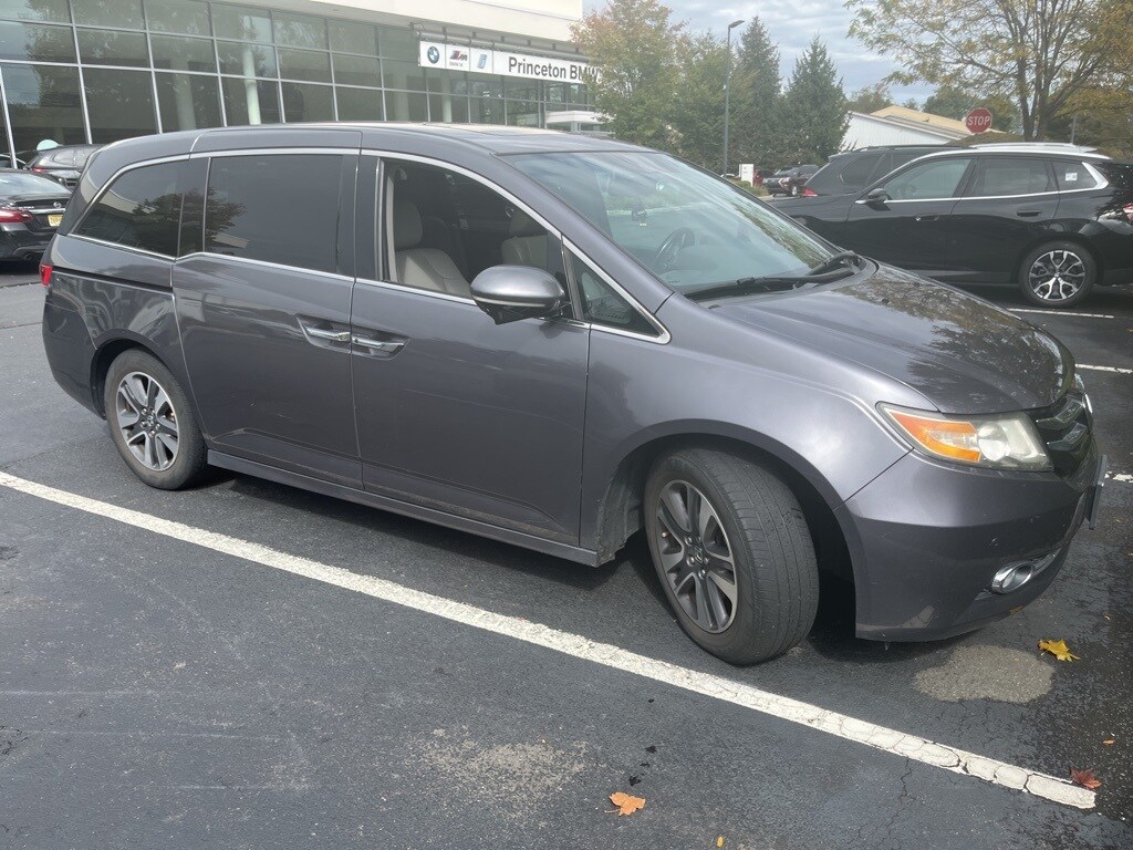 2015 Honda Odyssey Touring photo 2