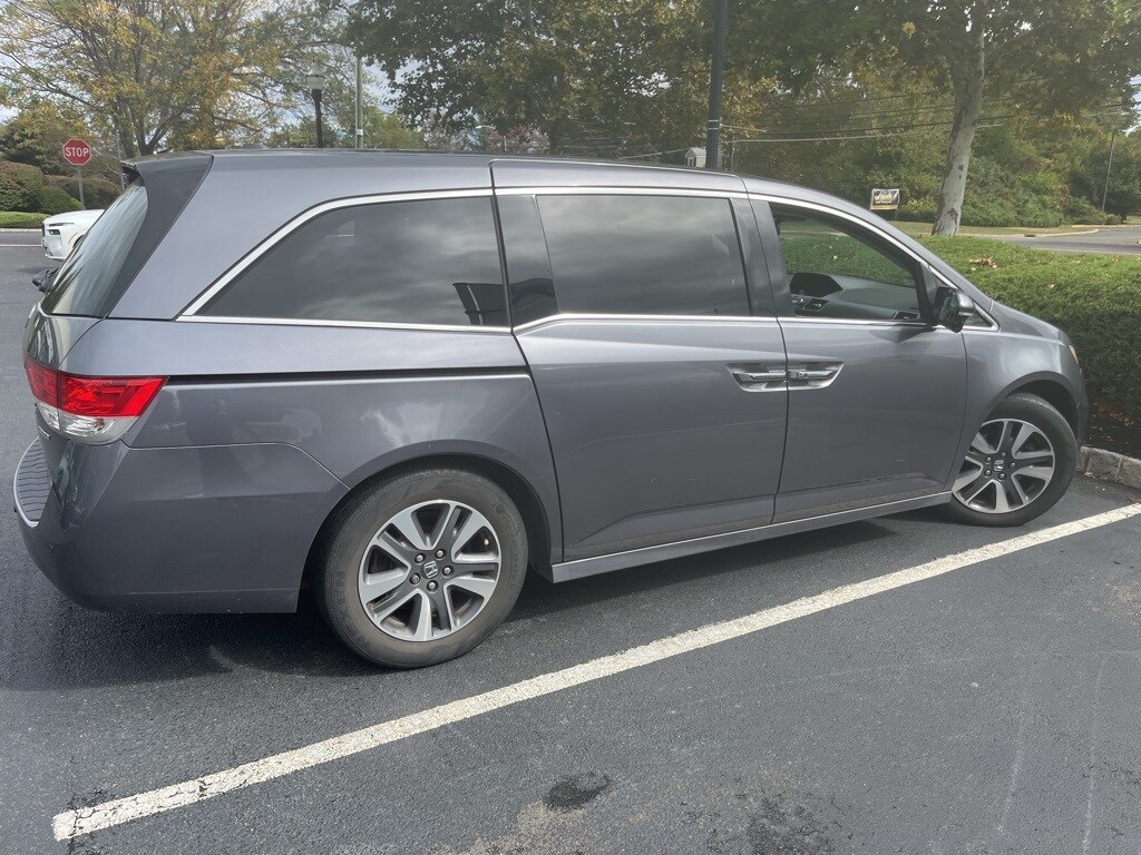 2015 Honda Odyssey Touring photo 3