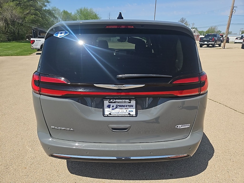 Used 2023 Chrysler Pacifica Touring L Minivan/Van