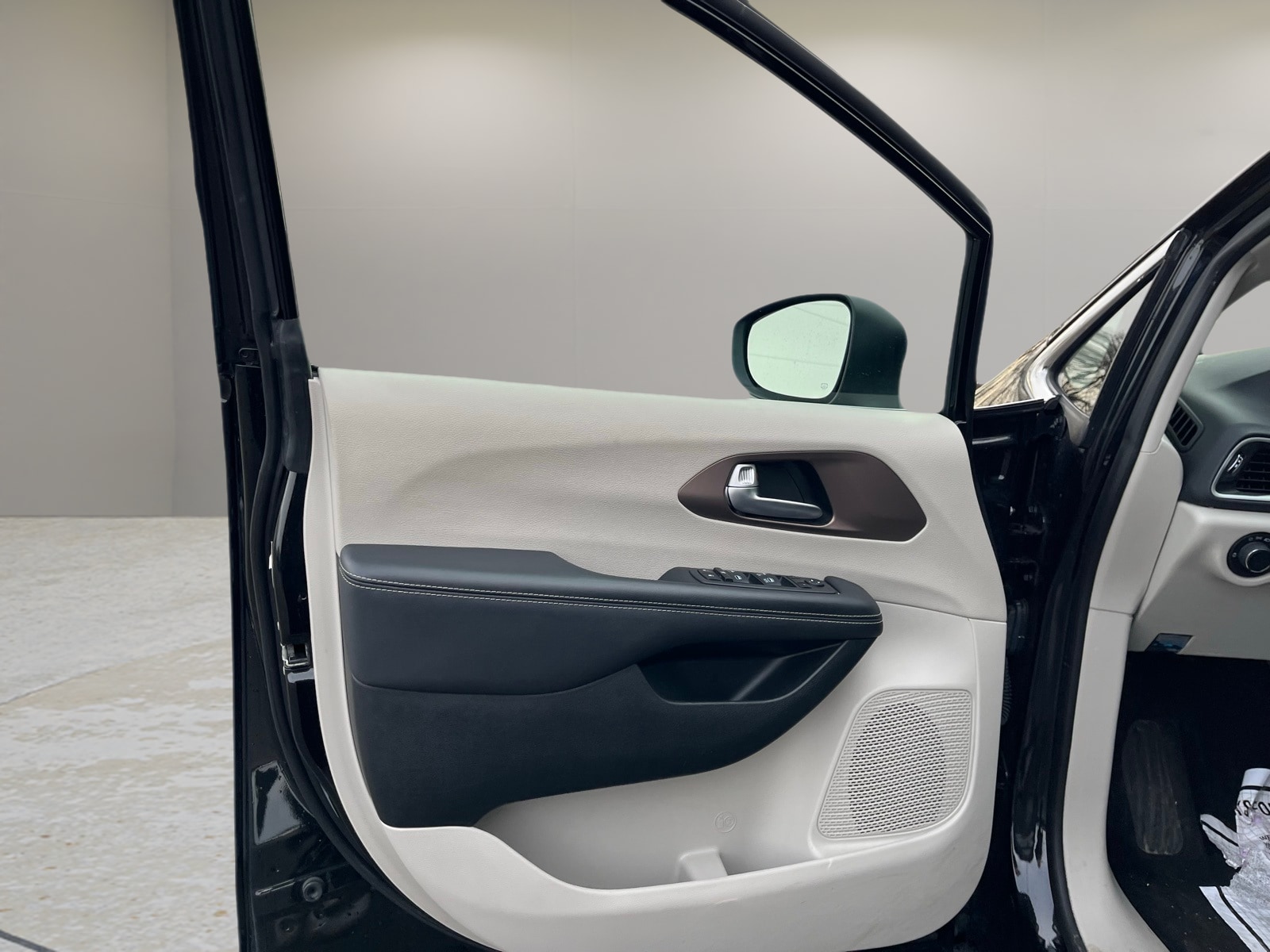 2023 Chrysler Voyager LX - Photo 34