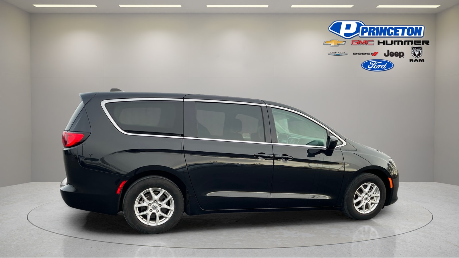 2023 Chrysler Voyager LX - Photo 8