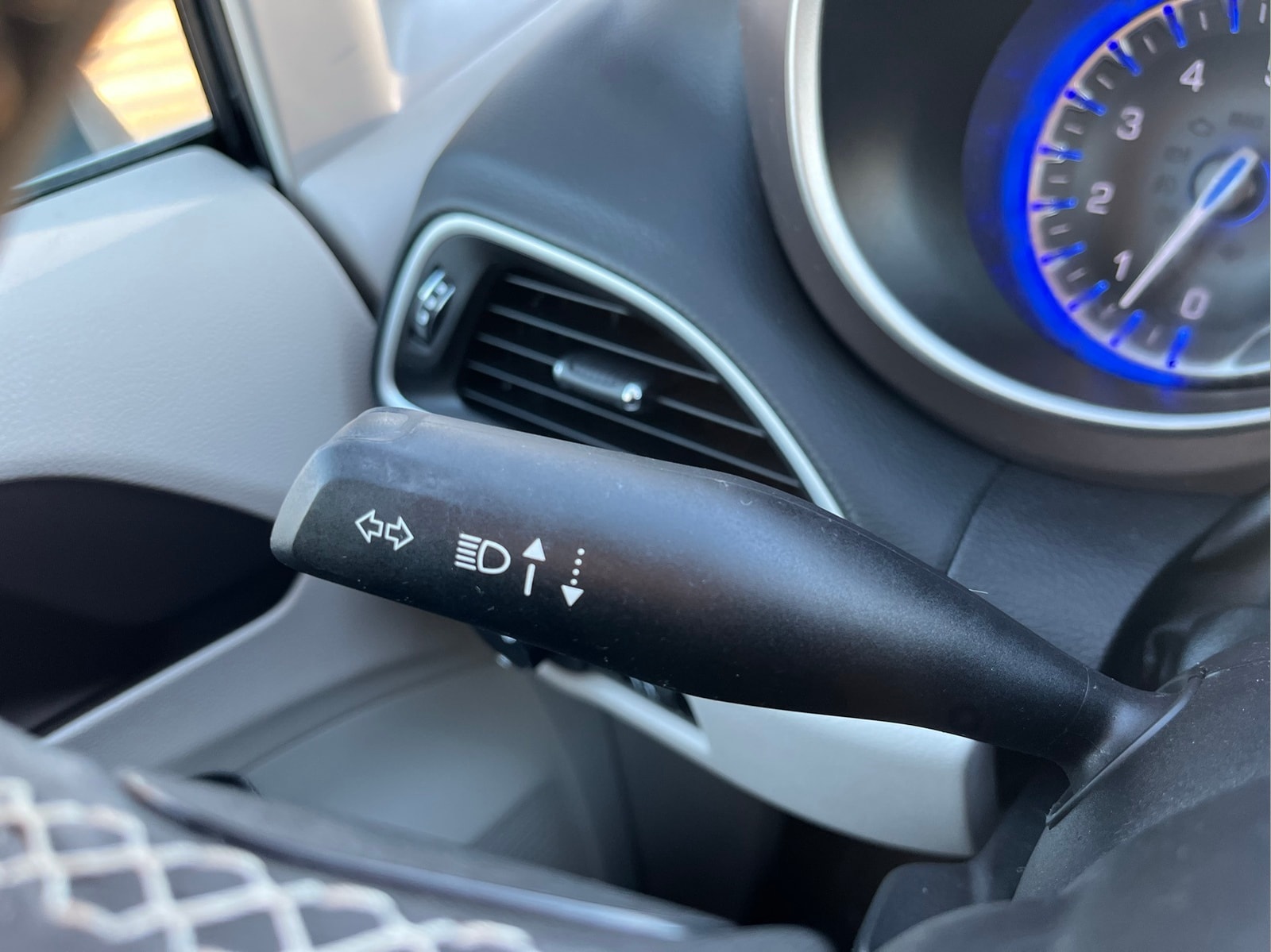 2023 Chrysler Voyager LX - Photo 15