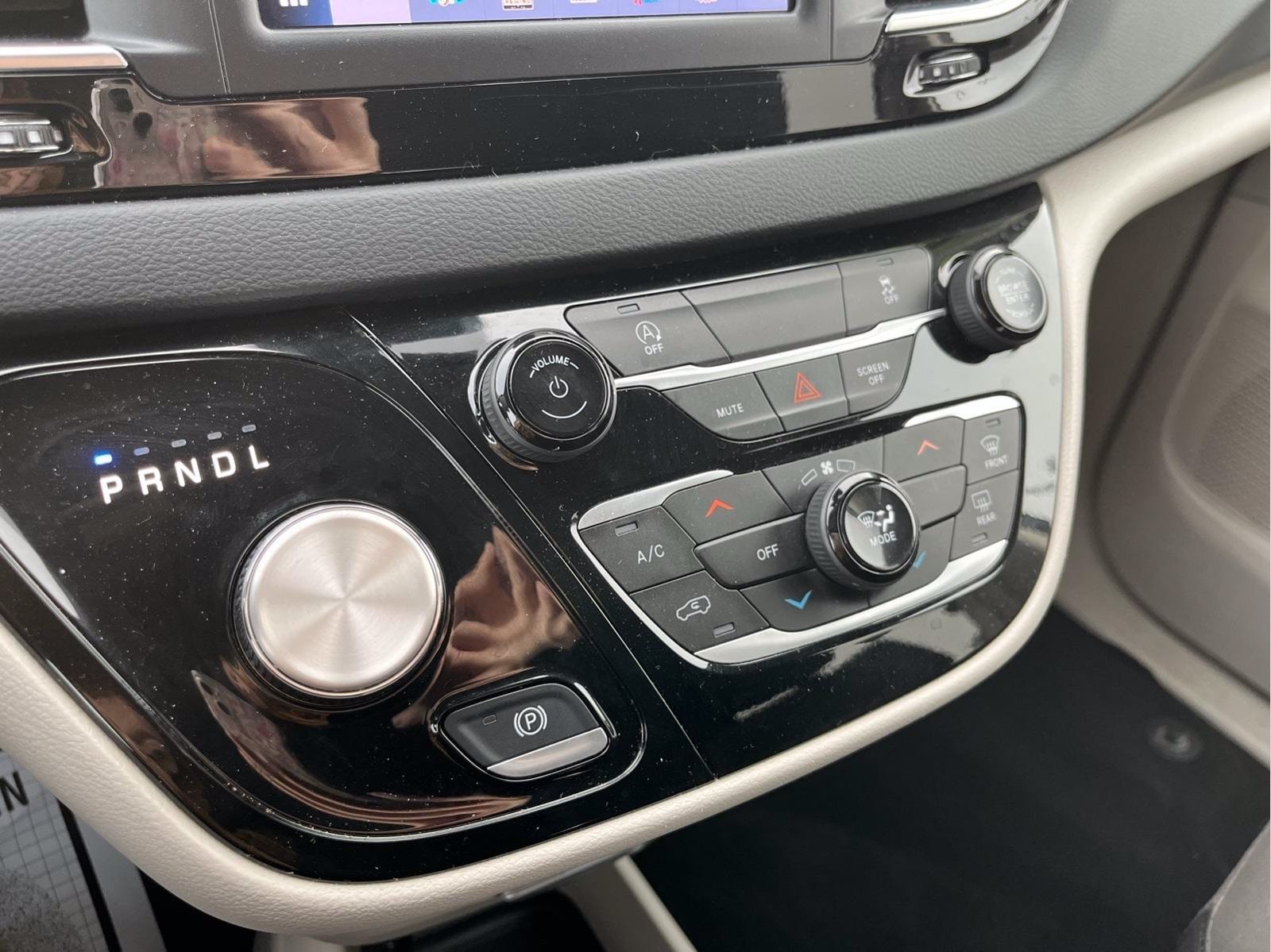 2023 Chrysler Voyager LX - Photo 17