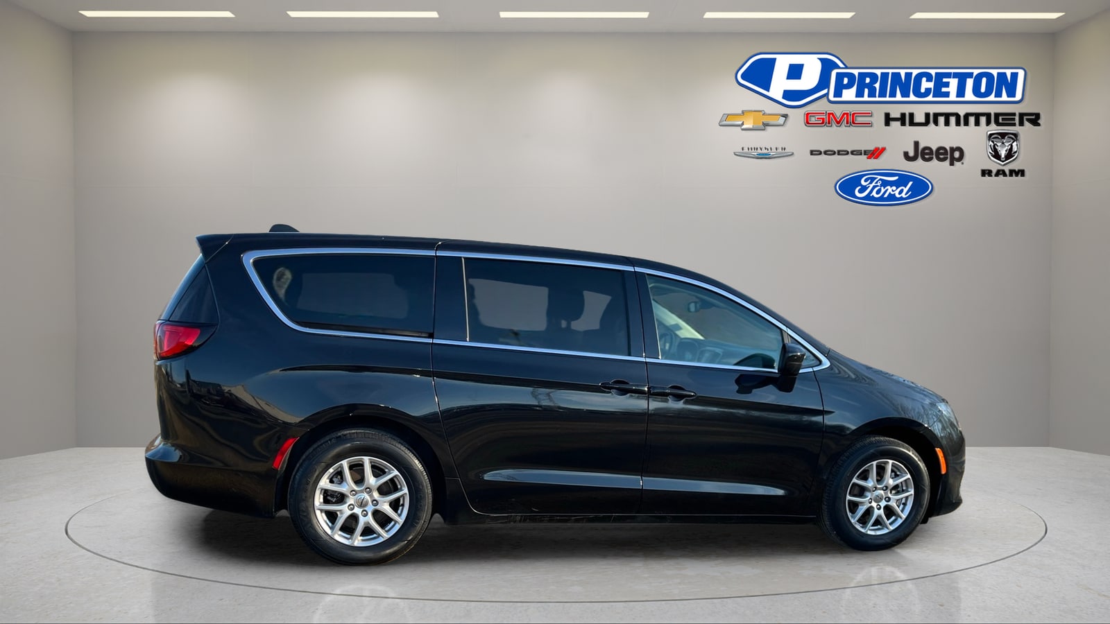 2023 Chrysler Voyager LX - Photo 8