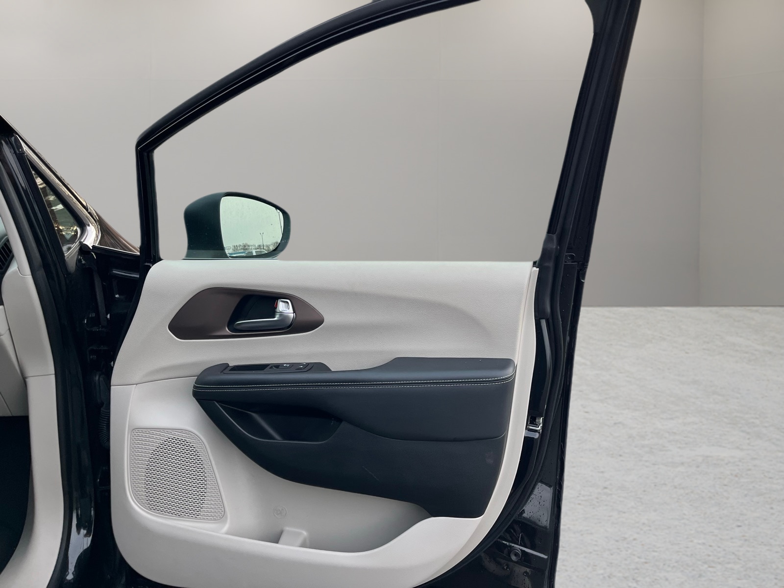 2023 Chrysler Voyager LX - Photo 28