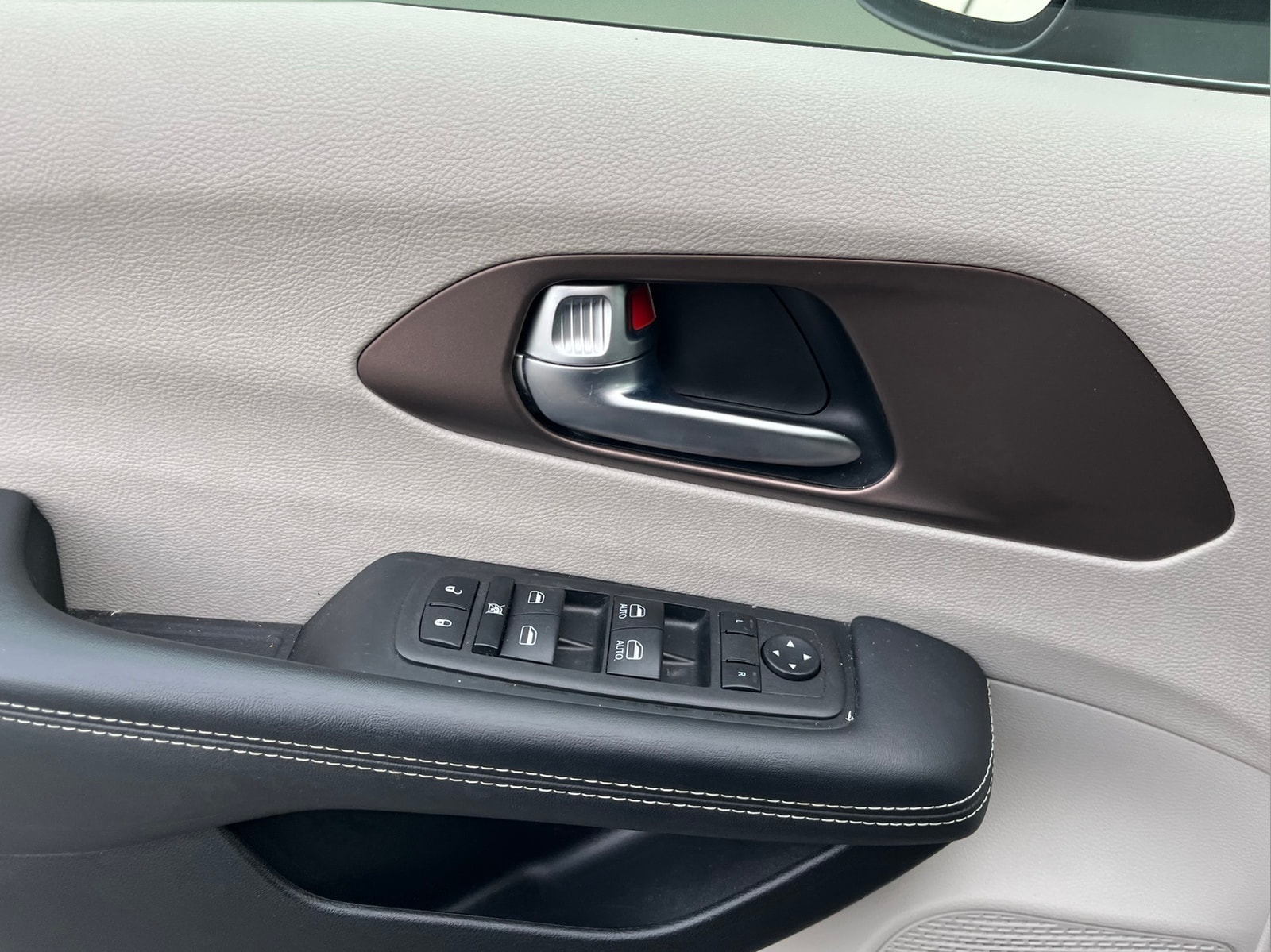 2023 Chrysler Voyager LX - Photo 9