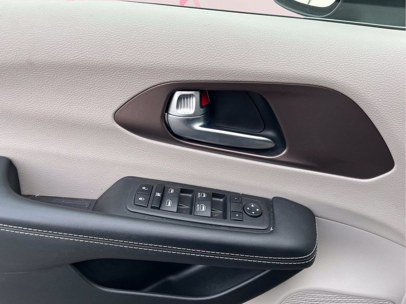 2023 Chrysler Voyager LX - Photo 9