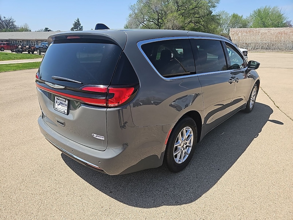 Used 2023 Chrysler Pacifica Touring L Minivan/Van