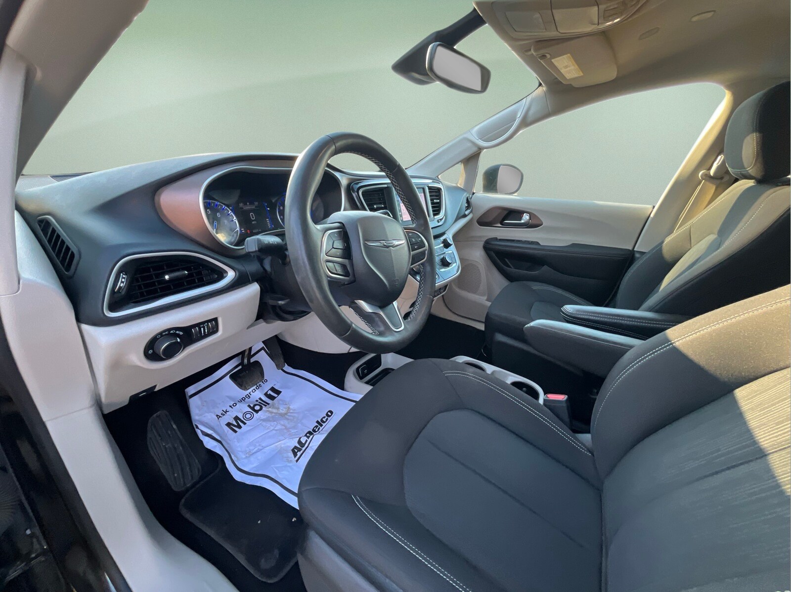 2023 Chrysler Voyager LX - Photo 12