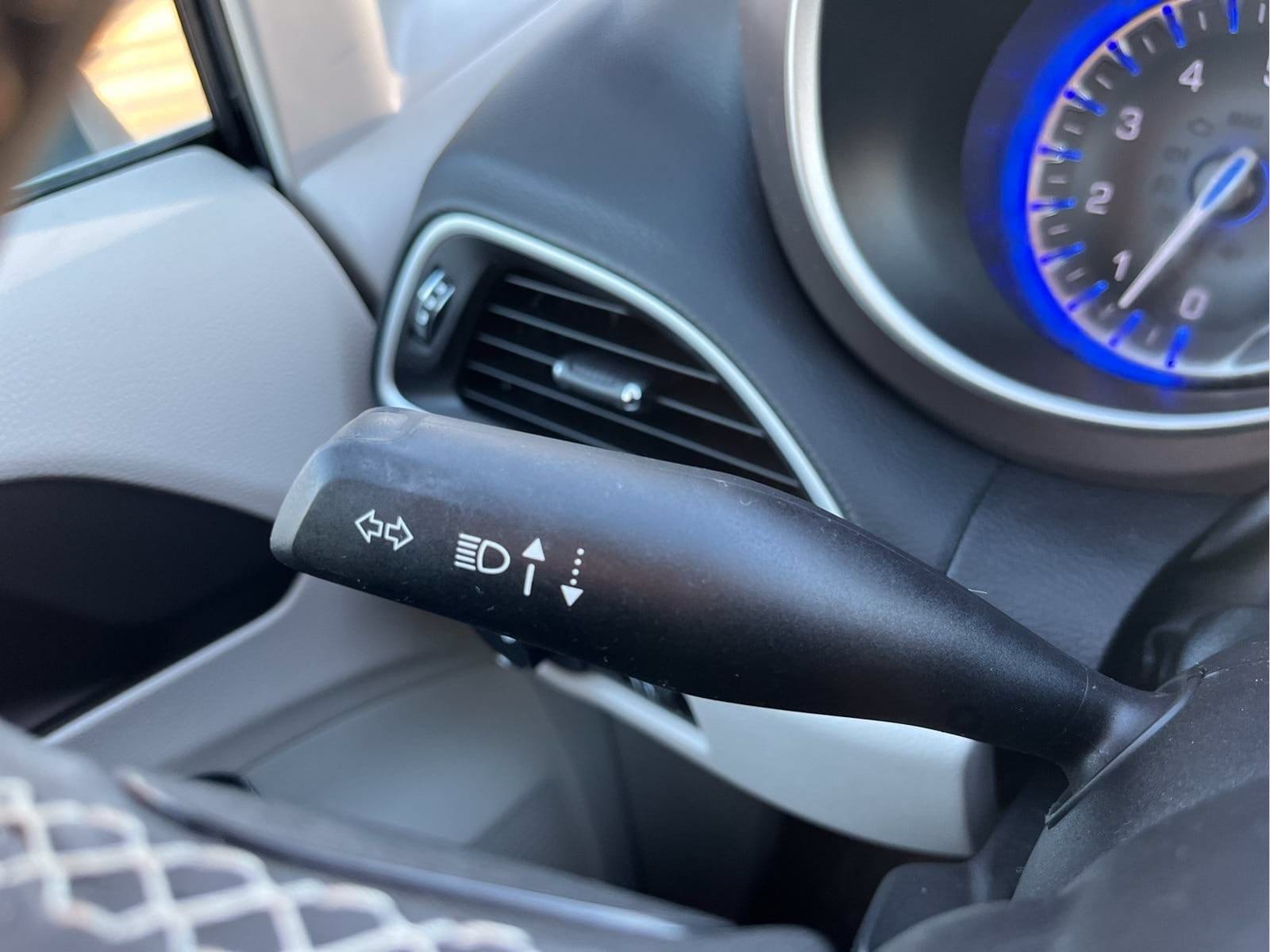 2023 Chrysler Voyager LX - Photo 15
