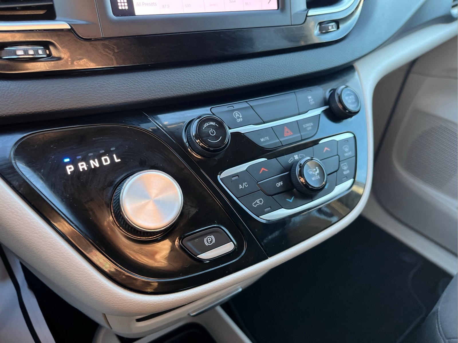 2023 Chrysler Voyager LX - Photo 18