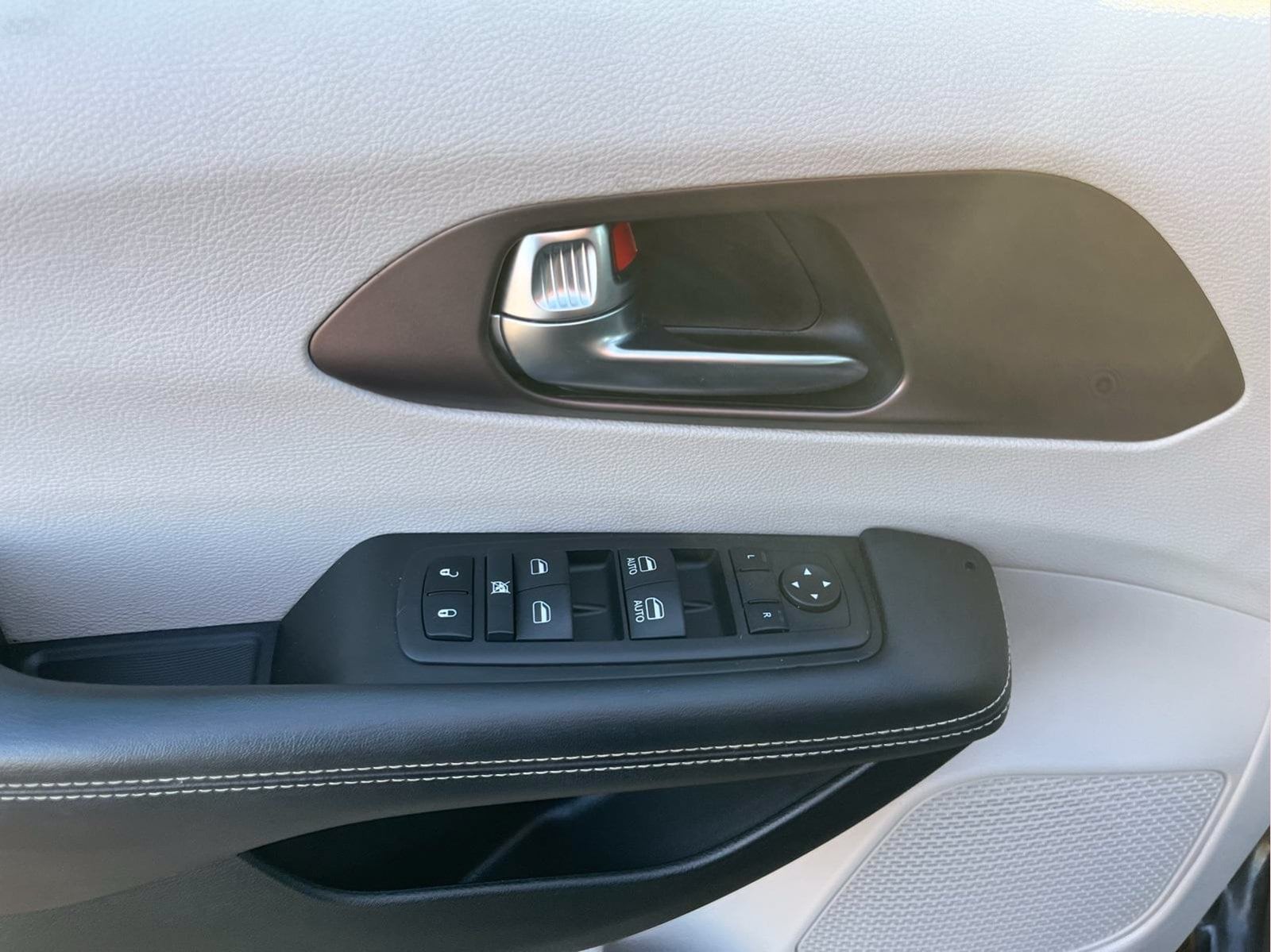 2023 Chrysler Voyager LX - Photo 9