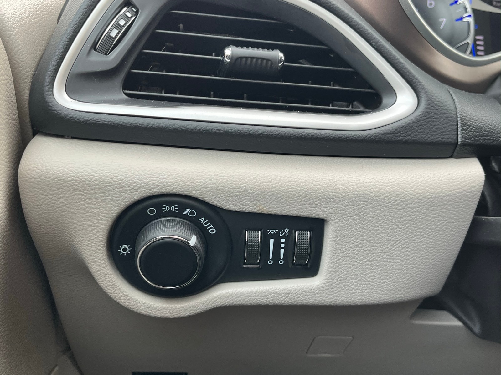 2023 Chrysler Voyager LX - Photo 13