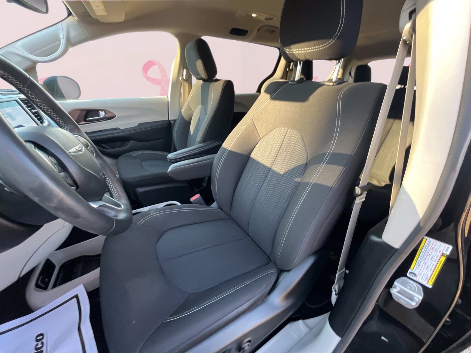 2023 Chrysler Voyager LX - Photo 11