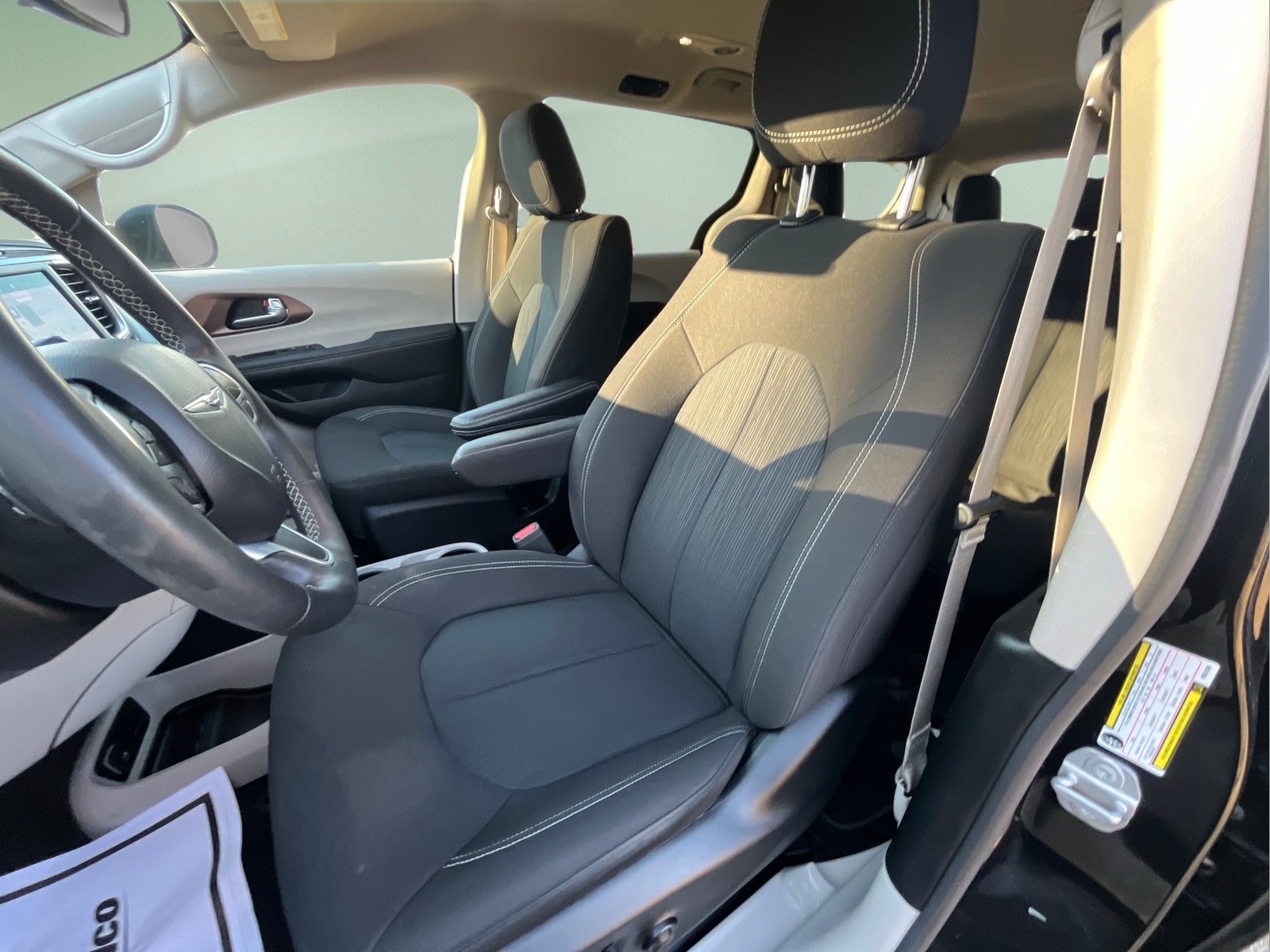 2023 Chrysler Voyager LX - Photo 11