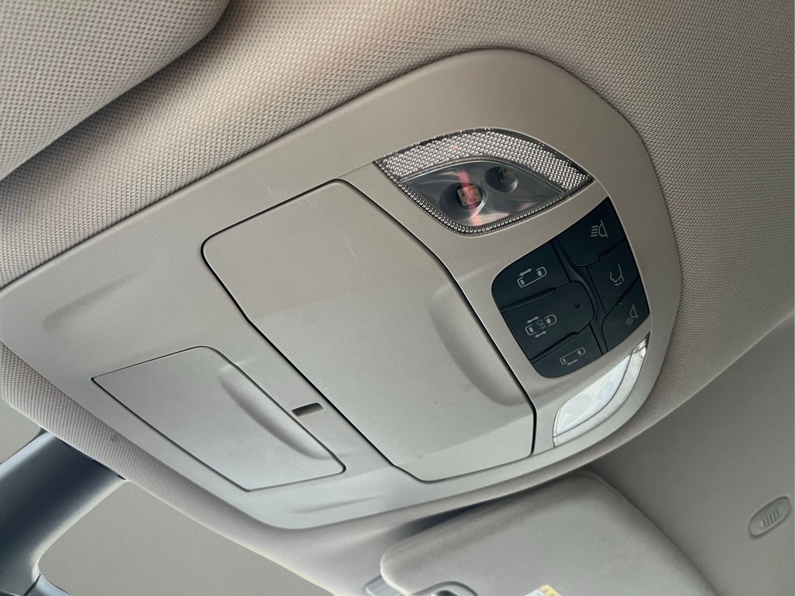 2023 Chrysler Voyager LX - Photo 23
