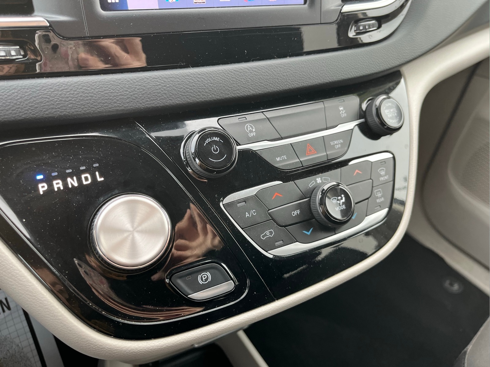 2023 Chrysler Voyager LX - Photo 18