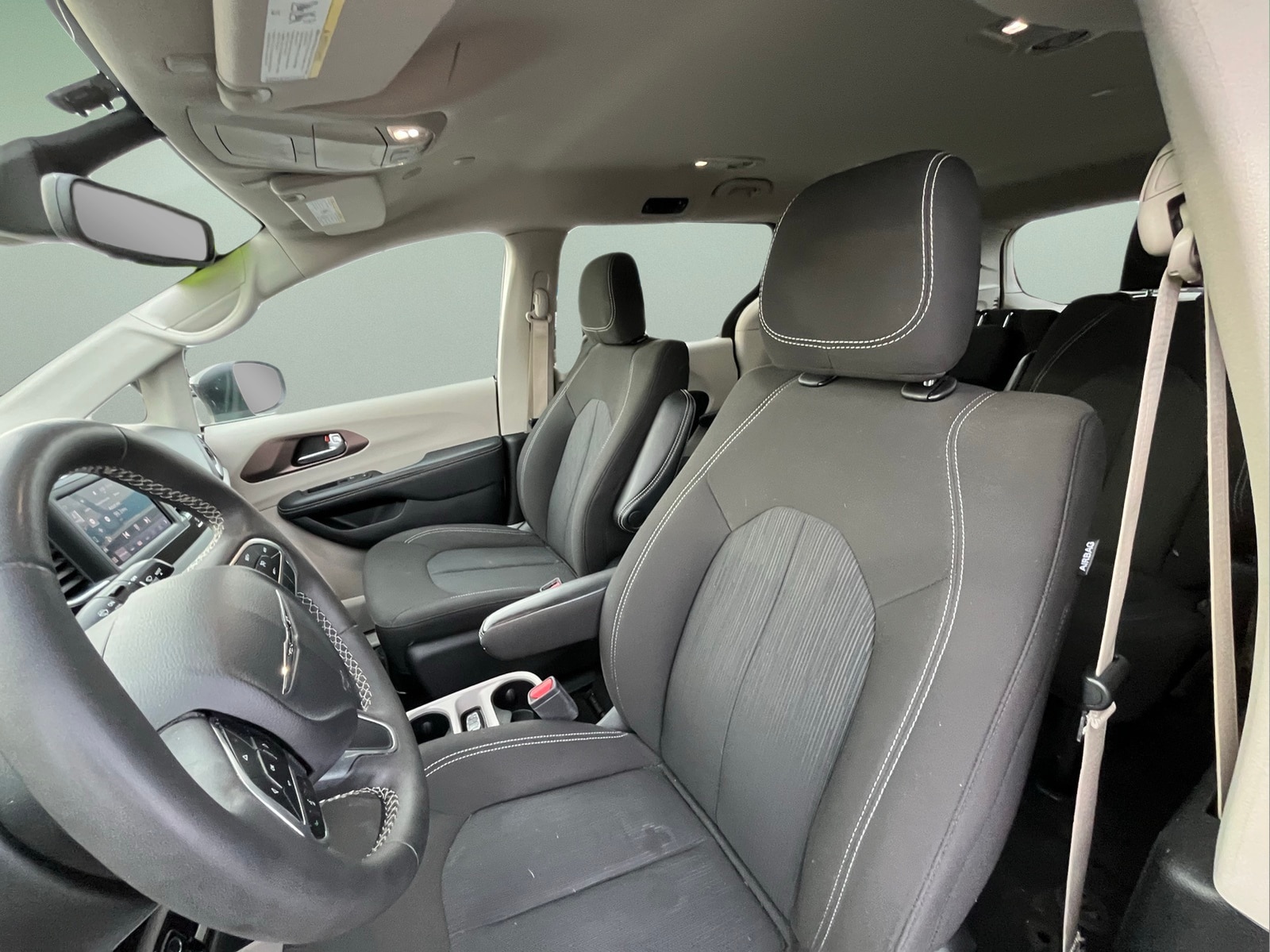 2023 Chrysler Voyager LX - Photo 11