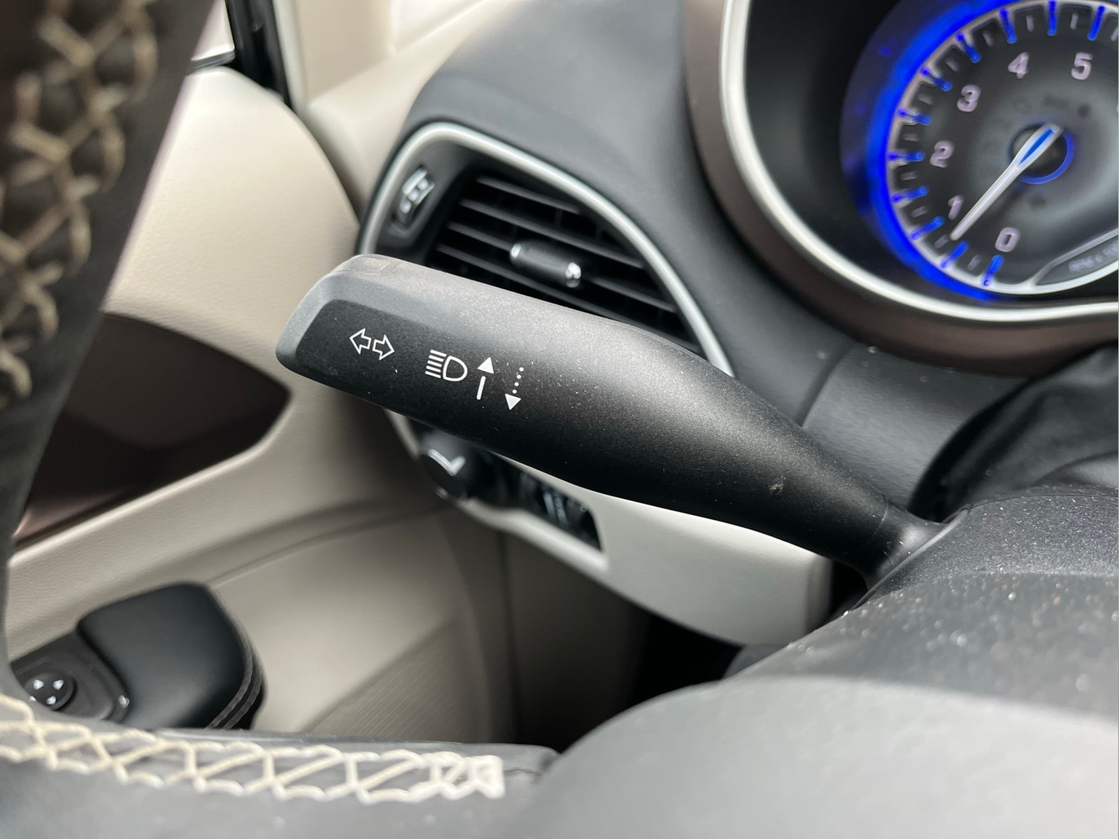 2023 Chrysler Voyager LX - Photo 15
