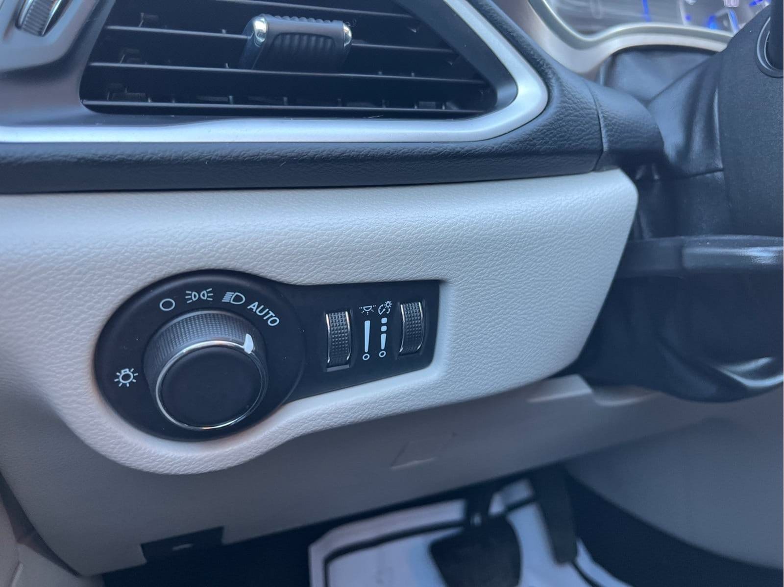 2023 Chrysler Voyager LX - Photo 13