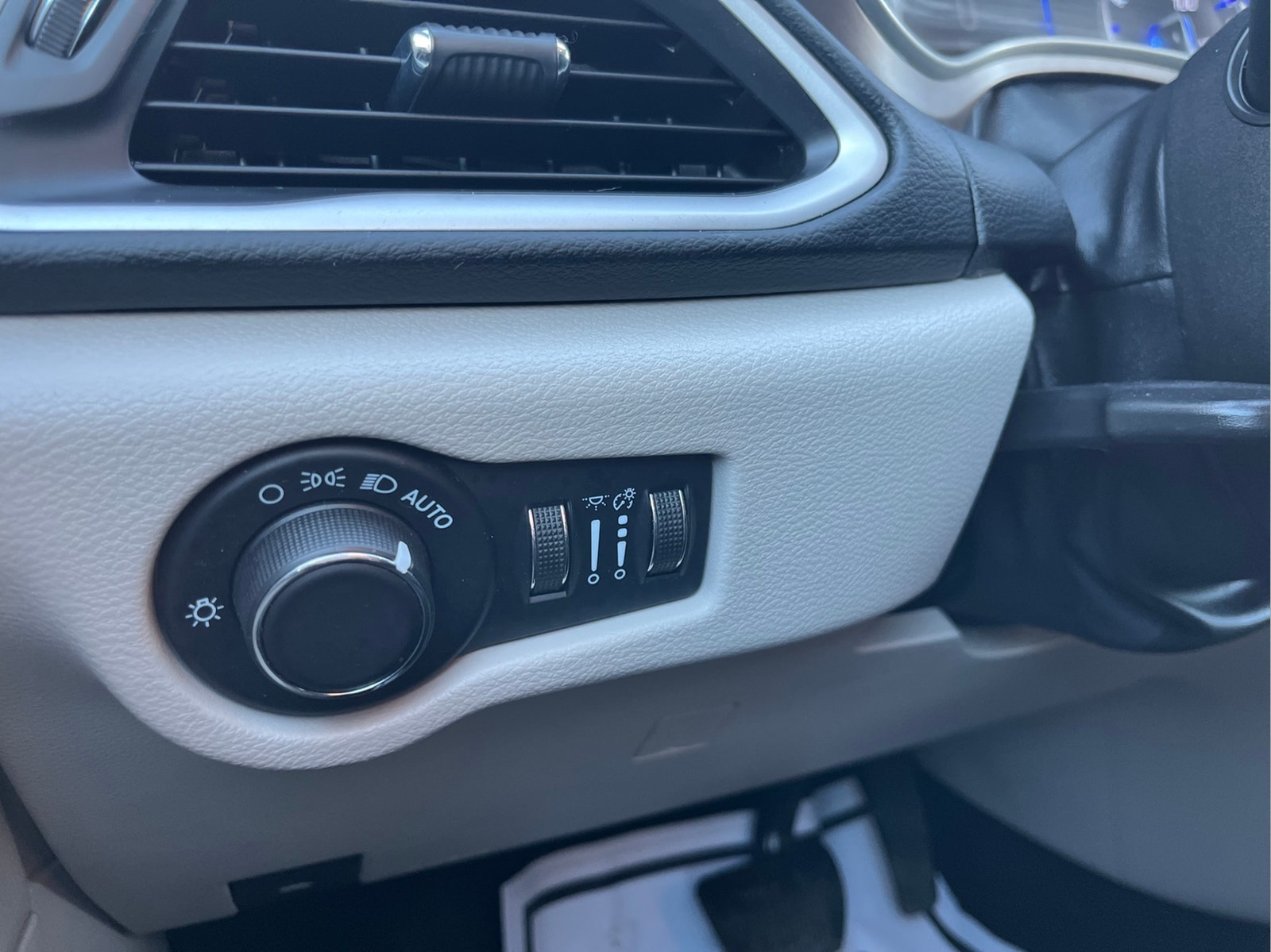 2023 Chrysler Voyager LX - Photo 13